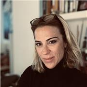 Diseñadora de interiores especializada en espacios públicos y privados.